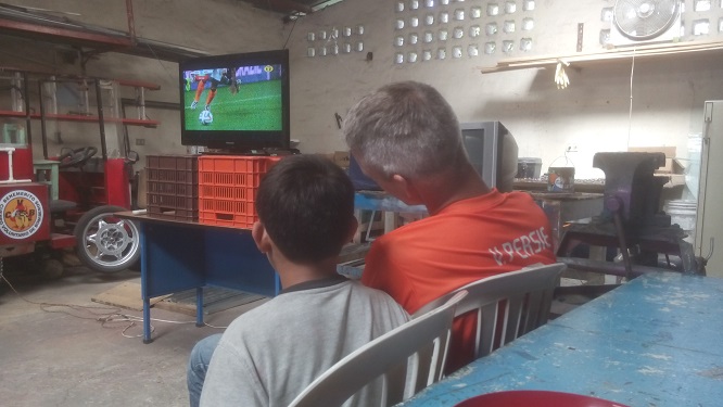 Guatemala voetbal kijken met de kinderen