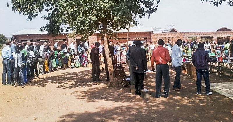 Handen schudden na de kerkdienst in Zambia