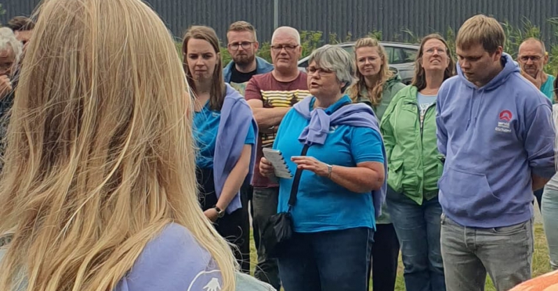 Hoofdleider Roelie spreekt de groep en ouders toe