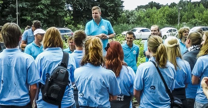 Hoofdleider Jacob spreekt de groep toe