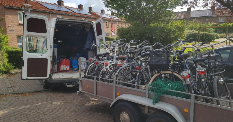 De volgeladen bus bij vertrek uit Linschoten