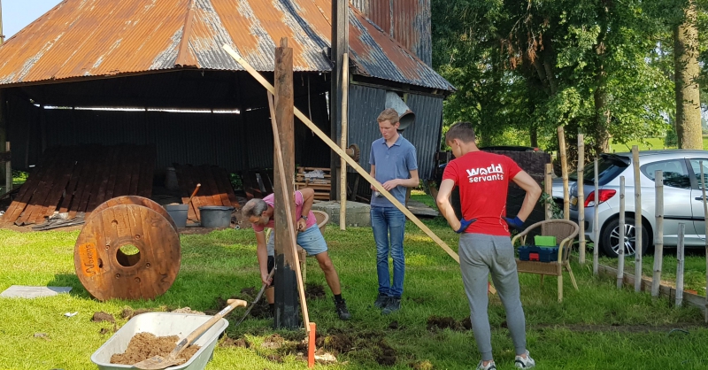 De laatste hand wordt aan de tuin gelegd