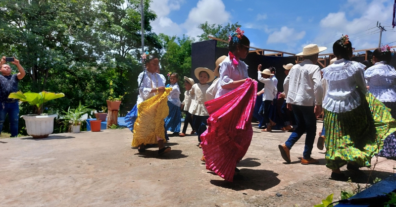 Traditionele dans uitgevoerd door kinderen.
