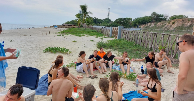 Genieten van een lunch op het strand.