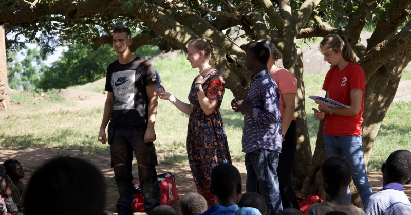 Kinderwerk onder de boom