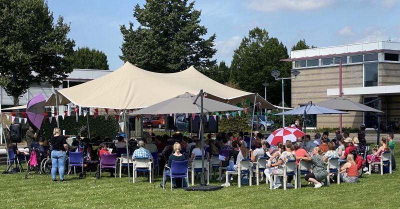 Een volle tent tijdens de dienst