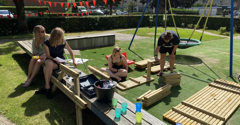 Nieuwe tafels in elkaar knutselen