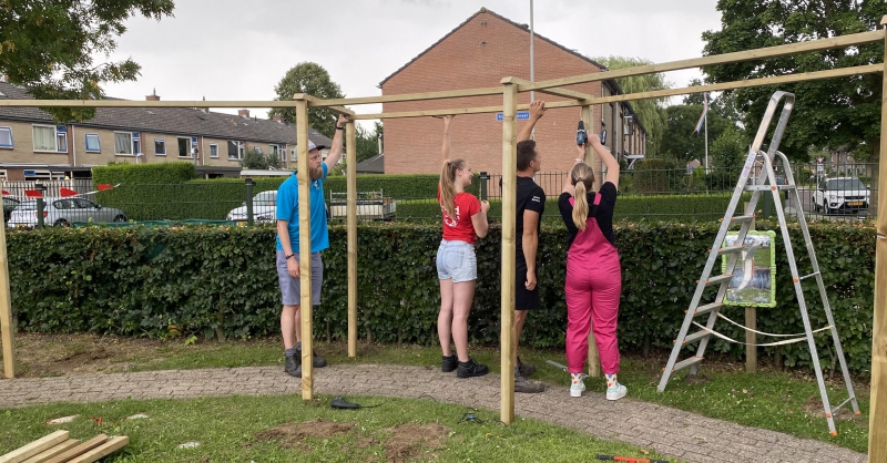 De pergola schiet uit de grond