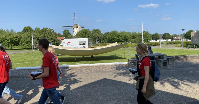 De tent voor de viering van zondag staat bijna