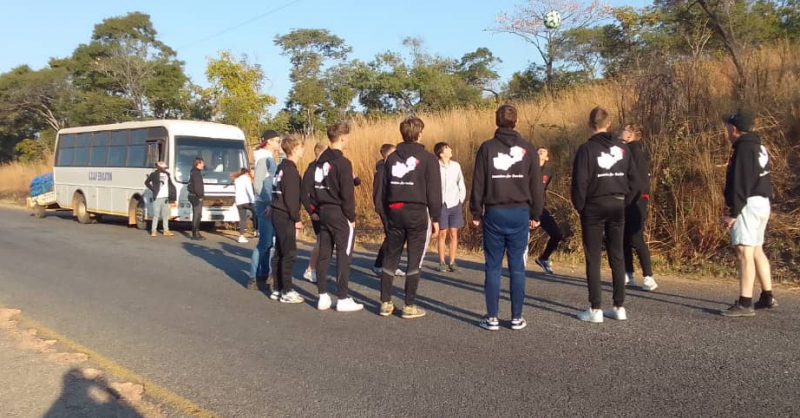 De groep en de bus, eerder vandaag