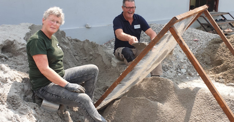 Els en Gerrit in de zandbak zeven