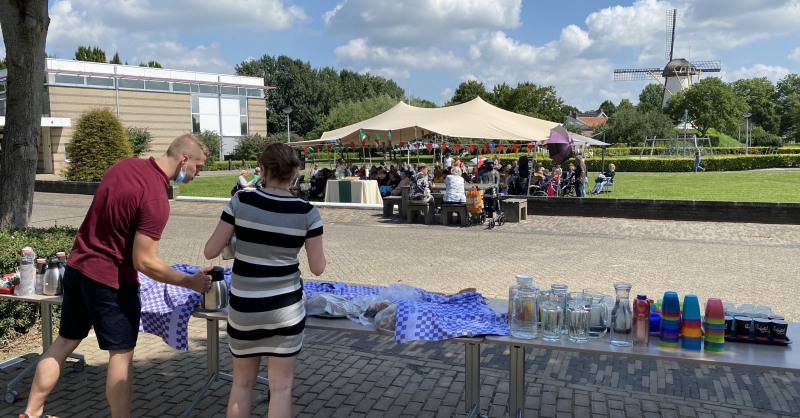 De eerste dienst, in de buitenlucht