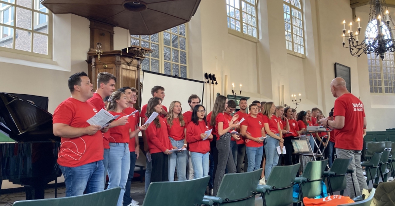 De groep zingt het themalied van de reis