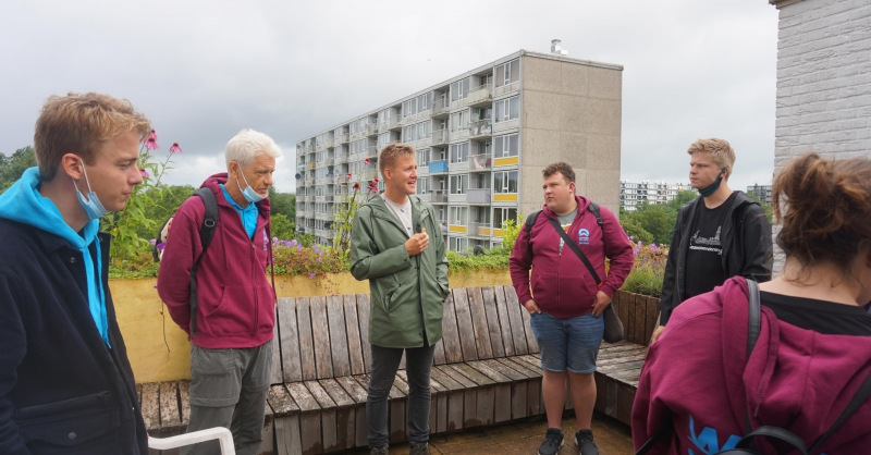 Uitleg door Rients op het dakterras van de PKV