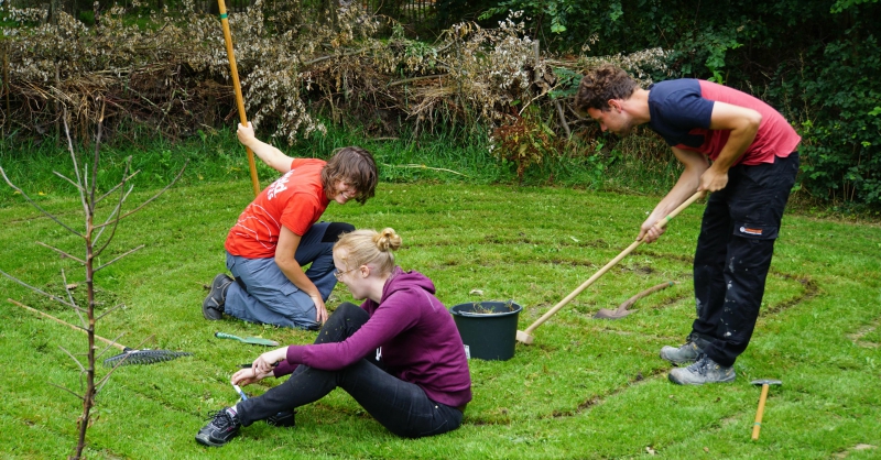 Hard aan het werk in de tuin