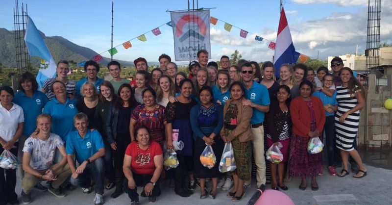 De groep samen met de lokale mensen bij het project