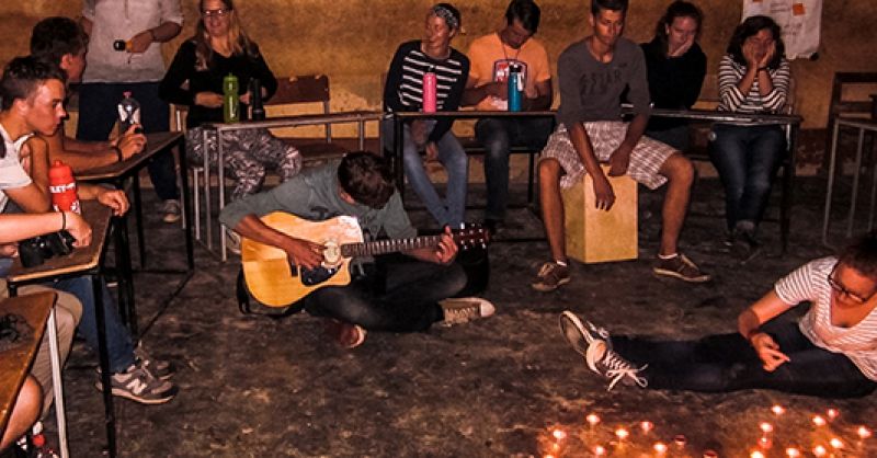 Jongeren bereiden sing-in voor (Ghana)