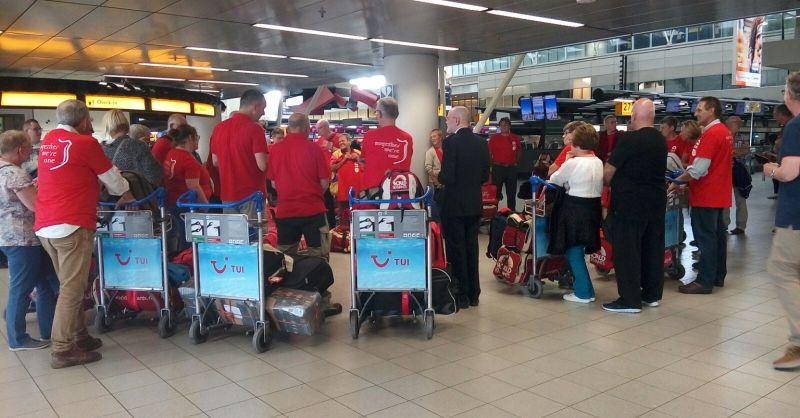 De groep heeft zich op Schiphol verzameld