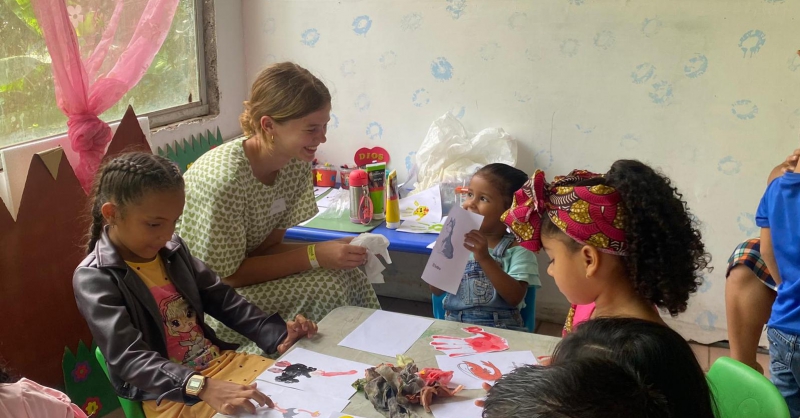 Kindernevendienst tijdens de kerkdienst