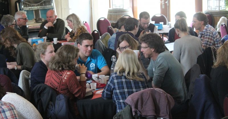 Met elkaar in gesprek over verschillende onderwerpen