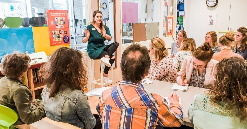 Leiders kinderprogramma over samenwerken met lokale onderwijzers