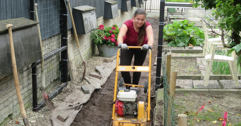 Pad bij de moestuin maken