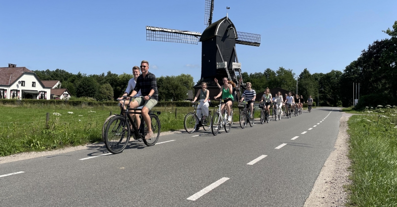 Op de fiets naar de kerk in Barneveld