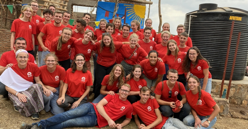 Groepsfoto na de overdracht van de school! 