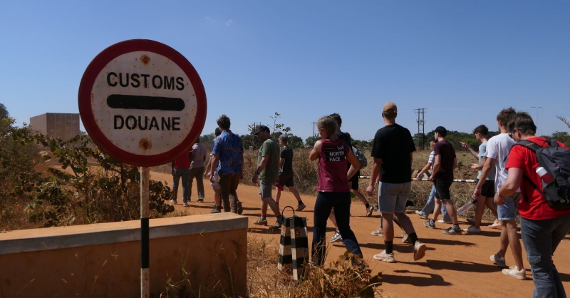 Zaterdag 22 juli. Een groot gedeelte van de groep steekt de grens met Malawi over over. We zijn in drie Afrikaanse landen geweest.