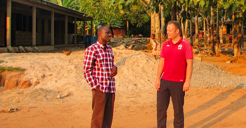 Gerben tijdens een project in Ghana, met coördinator Stephen