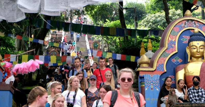 de trappen afdalen vanaf de tempel