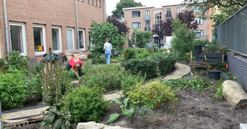 Druk aan het werk in de tuin