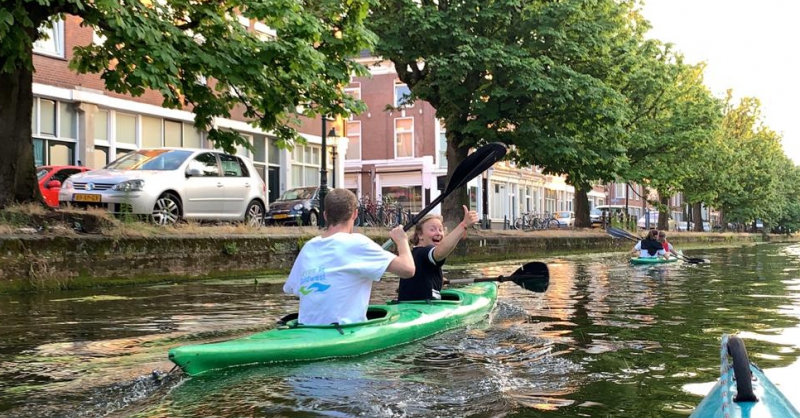 Kanovaren in de grachten van Den Haag