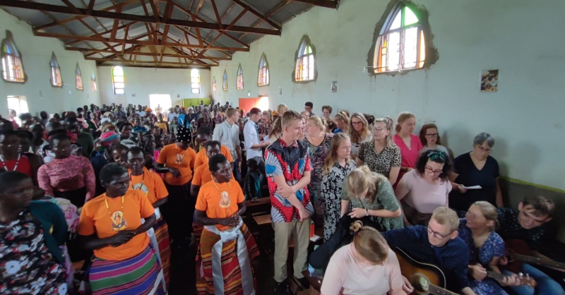 Het is gezellig druk in de kerk