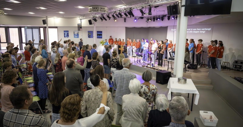De groep wordt toegezongen