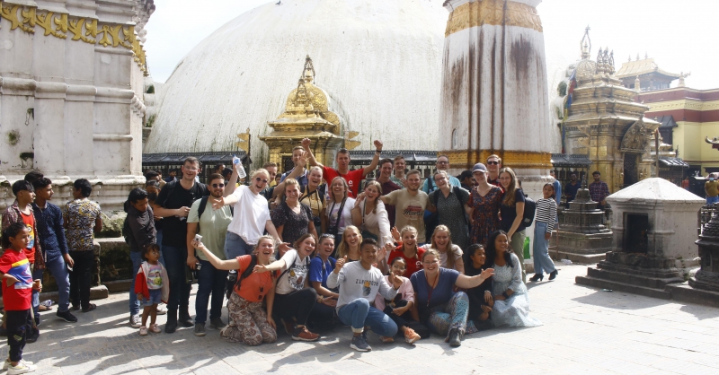 de groepsfoto bij de monkey tempel (met spontaan extra locals)