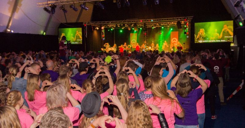 Samen zingen en dansen tijdens het Festival