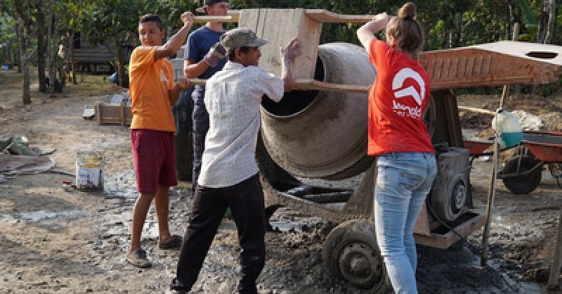 Vele handen maken licht werk in Bajo Grande