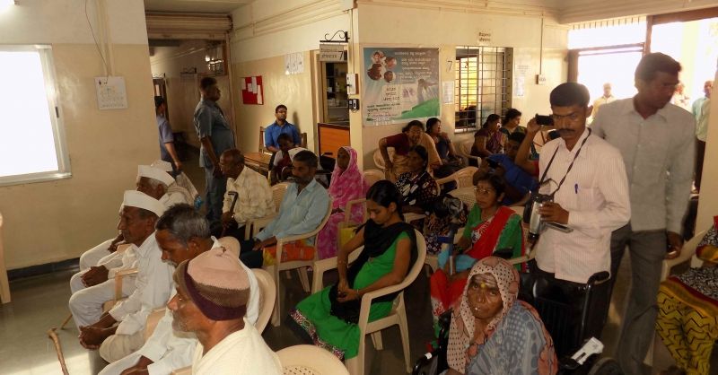 India | Wachtenden in Sankeshwar hospital