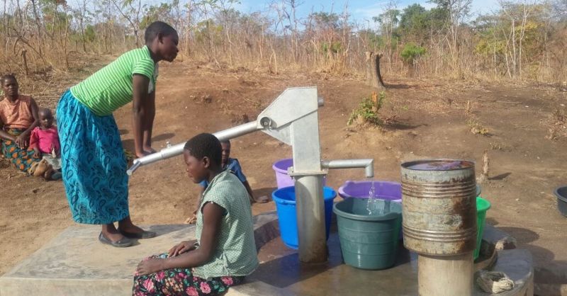 Malawi | Waterpomp in Madosa