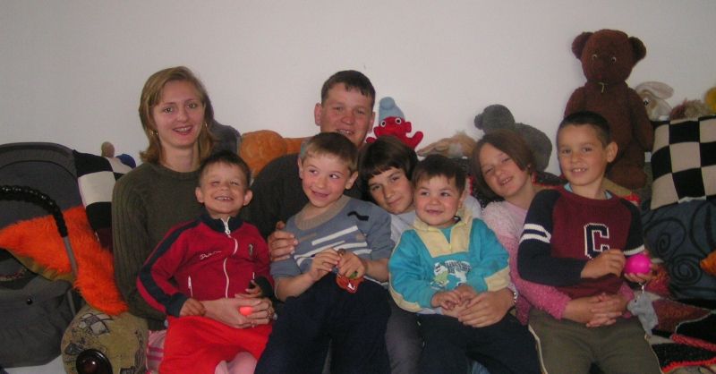 Gezin met 2 kinderen en 4 pleegkinderen in opvangcentrum - Oekraïne