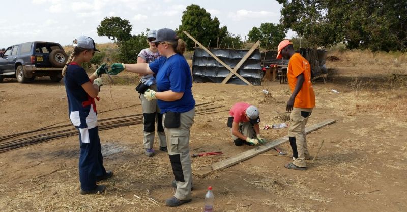 Druk bezig met het vlechten van het betonijzer