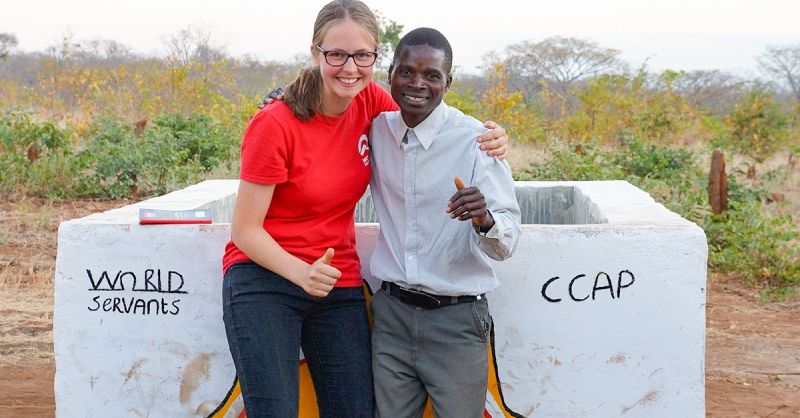 Francis en Mathilde voor de watertank