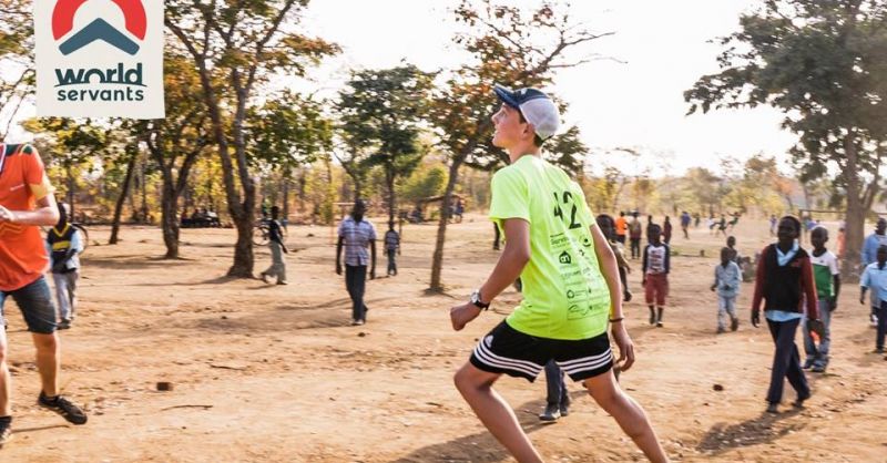 Hidde speelt voetbal met de kinderen