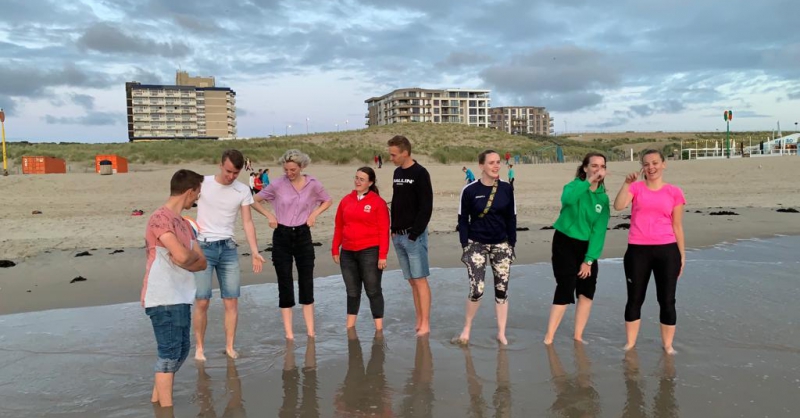 Lekker met de voetjes in het water tijdens zonsondergang