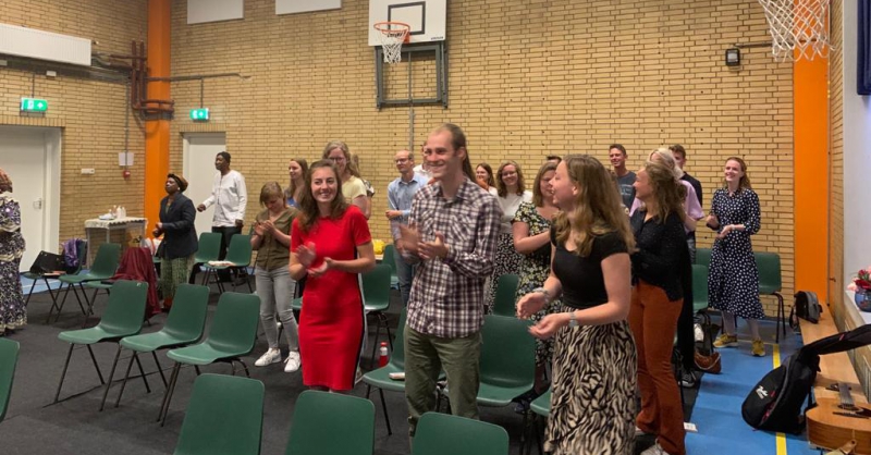 Zingen en dansen tijdens de kerkdienst