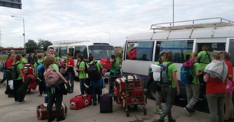 Tassen worden voor het vliegveld op de busjes geladen