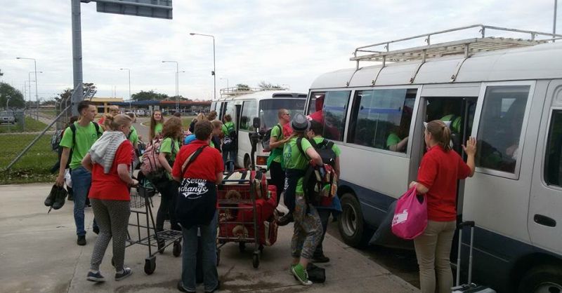 Tassen worden voor het vliegveld op de busjes geladen