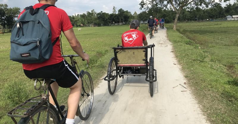 Mannen op fietstocht