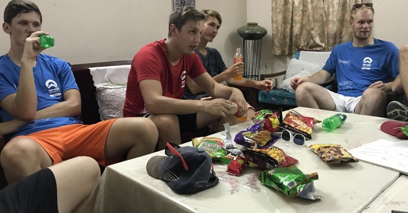 Mannengesprek met cola en chips